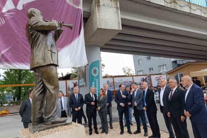 Miting ve açılışların unutulmaz ismi Seyfi Usta’nın heykeli açıldı