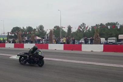 Motodrag yarışlarında bariyerlere çarpan motosikletin sürücüsü yaralandı