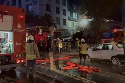 Motosiklet alev aldı, alevler 4 katlı binayı ve girişteki iş yerini sardı
