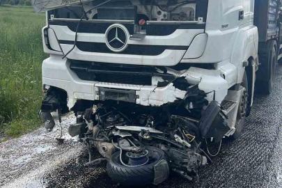 Motosiklet sürücüsü girdiği tırın altında feci şekilde can verdi
