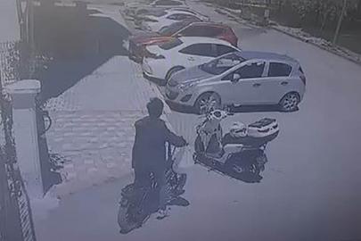 Motosiklet üzerinde duran kaskı çaldı: O anlar kamerada