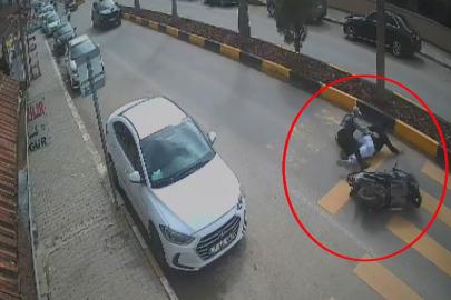 Motosikletteki 2 kişinin yere savrulduğu anlar kamerada