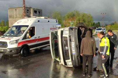 Muş’ta dolu yağışı sırasında kontrolden çıkan minibüs yan yattı: 2 yaralı
