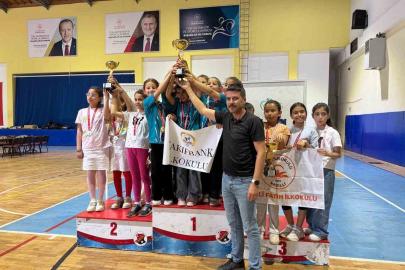 Nazilli Vakıfbank İlkokulu kızları satrançta Aydın şampiyonu oldu