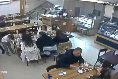 Nefes borusuna yemek kaçan küçük kızı restoran çalışanı kurtardı