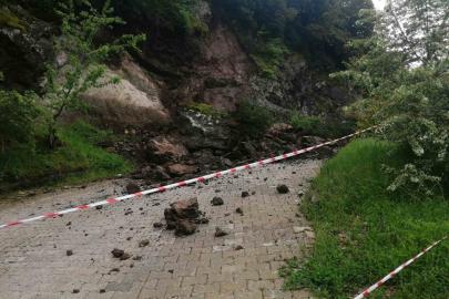 Niksar’da sağanak nedeniyle kaya parçaları yola düştü