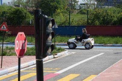 Öğrenciler trafiği sahasında öğrendi