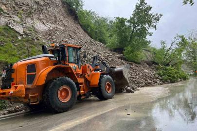Ordu’da heyelan nedeniyle kısmen kapanan yol ulaşıma açıldı