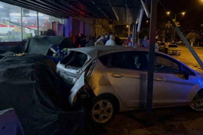 Osmaniye’de kontrolden çıkan otomobil marketin manav bölümüne girdi