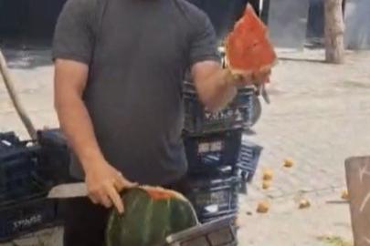 Osmaniye’de pazarcının "Vekaletli karpuz kesimi" gülümsetti