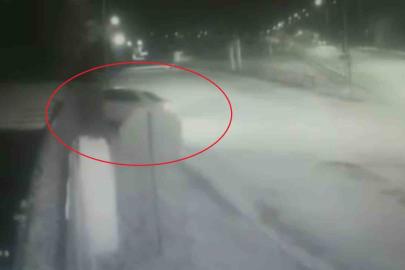 Otomobil bahçe duvarına çarptı: O anlar kamerada