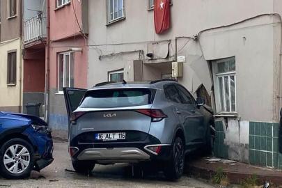 Otomobil ile çarpışan cip eve girdi