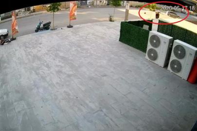 Otomobil ile motosikletin çarpıştığı kaza kamerada