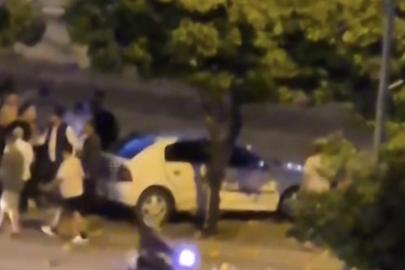 Otomobil, sulama kanalı korkuluğuna çarpıp asılı kaldı