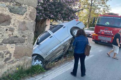 Otomobil taş binaya çarptı