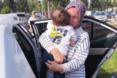 Otomobilde mahsur kalan evladına kavuşan anne gözyaşlarına boğuldu