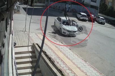 Otomobile ok gibi saplanan motosikletteki 2 kişinin havaya savrulduğu anlar kamerada
