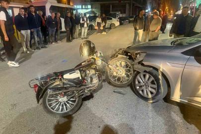 Otomobilin motosikletle çarpıştığı kaza güvenlik kamerasında
