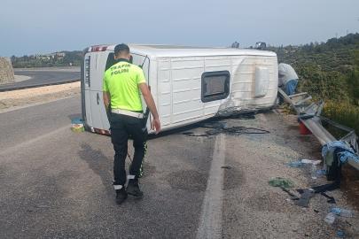 Otomobille çarpışan yolcu minibüsü yan yattı: 10 yaralı