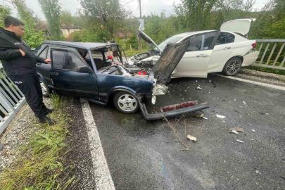 Otomobillerinin kafa kafaya çarpıştığı kazada 4 kişi yaralandı