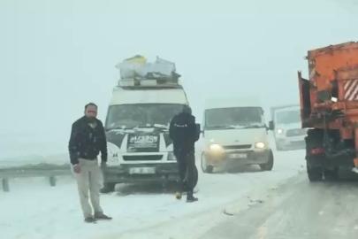 Palandöken Geçidi baharda da geçit vermedi, sürücülerin imdadına ekipler yetişti