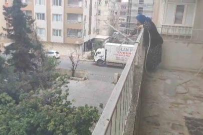 Park halinde alev alan aracı yaşlı kadın balkondan söndürmeye çalıştı