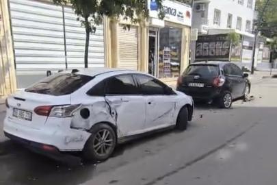 Park halindeki 5 otomobile çarpan sürücü aracını bırakarak kayıplara karıştı