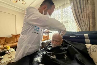 Pendik’te yatağa bağımlı hastalara berber hizmeti devam ediyor