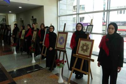 Peygamber Efendimizin künyelerinden oluşan 75 eserlik resim sergisi ilgi gördü