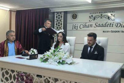 Polis çift, nikaha süsledikleri ekip otosuyla geldi