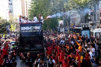 Şampiyon Galatasaray üstü açık otobüsle şehir turu attı