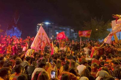 Şampiyonluğu garantileyen sarı-kırmızılılar Çanakkale sokaklarında şampiyonluk coşkusu yaşadı