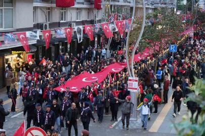 Samsun’da 1919 metrelik dev bayrakla coşkulu ’Fener Alayı ve Gençlik Haftası’ yürüyüşü