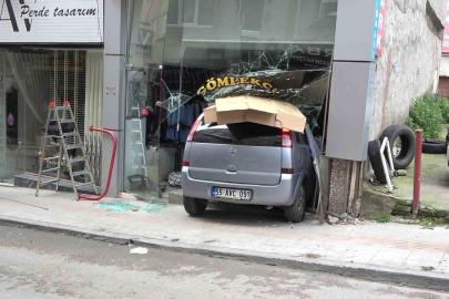 Samsun’da terzi dükkanına otomobil girdi