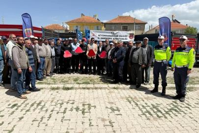 Sandıklı’da traktör sürücüleri reflektörün önemi konusunda bilgilendirildi