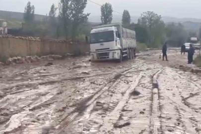 Sel suları iki ilçeyi birbirine bağlayan yolda ulaşımı aksattı