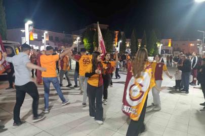 Selendi sarı-kırmızı renklere büründü