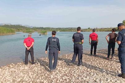 Serinlemek için Aksu Çayı’na giren 3 gençten biri akıntıya kapılarak kayboldu