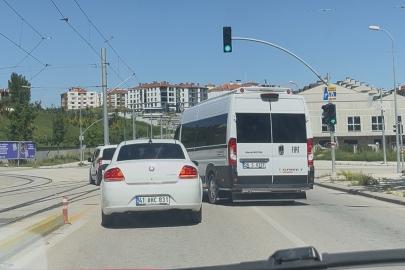 Servis aracını otomobilin üzerine böyle sürdü