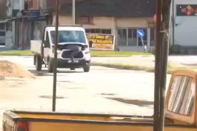 Seyir halindeki kamyonetin motorunu açıp arızayı tespit etmeye çalıştı