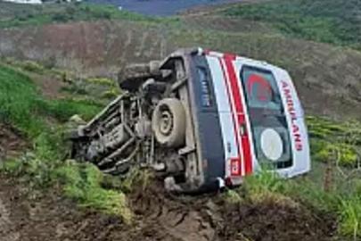 Siirt’te ambulans şarampole devrildi: 3 sağlık personeli yaralandı