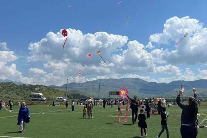 Siirt’te öğrenciler uçurtma şenliğinde gökyüzünü renklendirdi