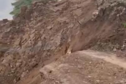 Siirt’te toprak kayması köylüleri tedirgin ediyor