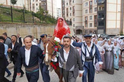 Şırnak’ta dünyaevine giren gelin, asırlık gelenekle baba evinden alındı
