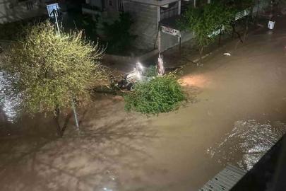 Siverek’te dolu ve sağanak hayatı felç etti