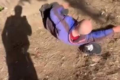 Sokakta uyuyan yaşlı adamın yüzüne tekme atıp paylaşan 2 şüpheli gözaltında