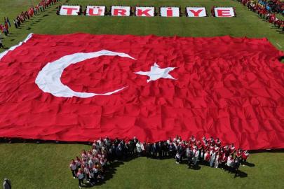 Stadyumda dev Türk bayrağı açıldı