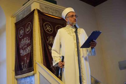 Sultan Abdülmecid’in şifa bulduğuna inanılan camide 100 yıllık kılıçla bayram hutbesi