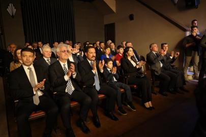 Tarihe tanıklık eden meclis binasında ilk perde ’Bu Da Geçer Ya Hu’ adlı tiyatro oyunuyla açıldı