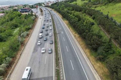 Tatilin ikinci gününde TEM’de trafik yoğun akıcı ilerliyor